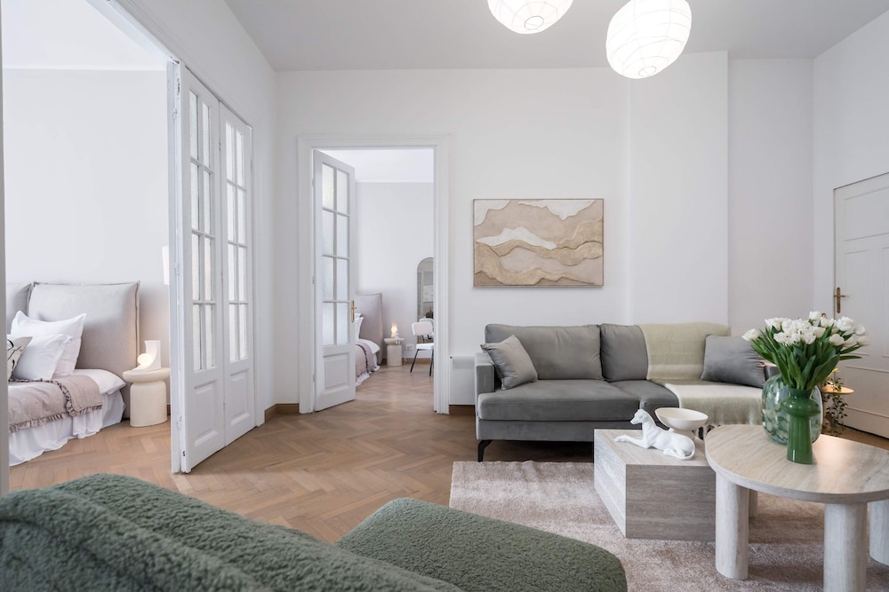 Calea 3BR Victoriei Stunner - Two Living Rooms - Balconies on the Avenue