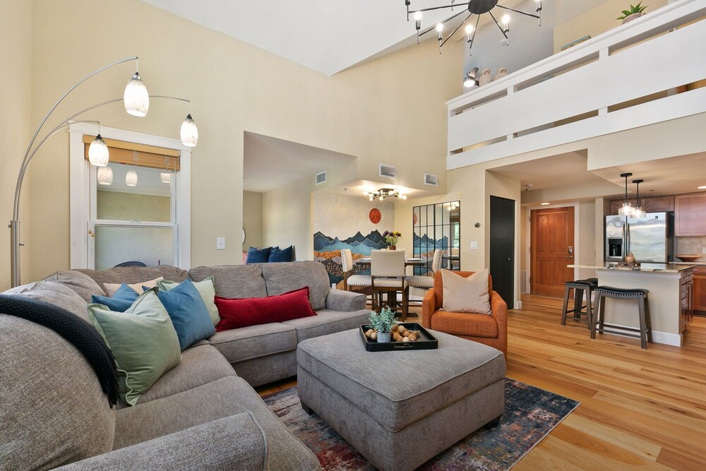 Royal Perch - Loft With King Suite + Vaulted Ceilings