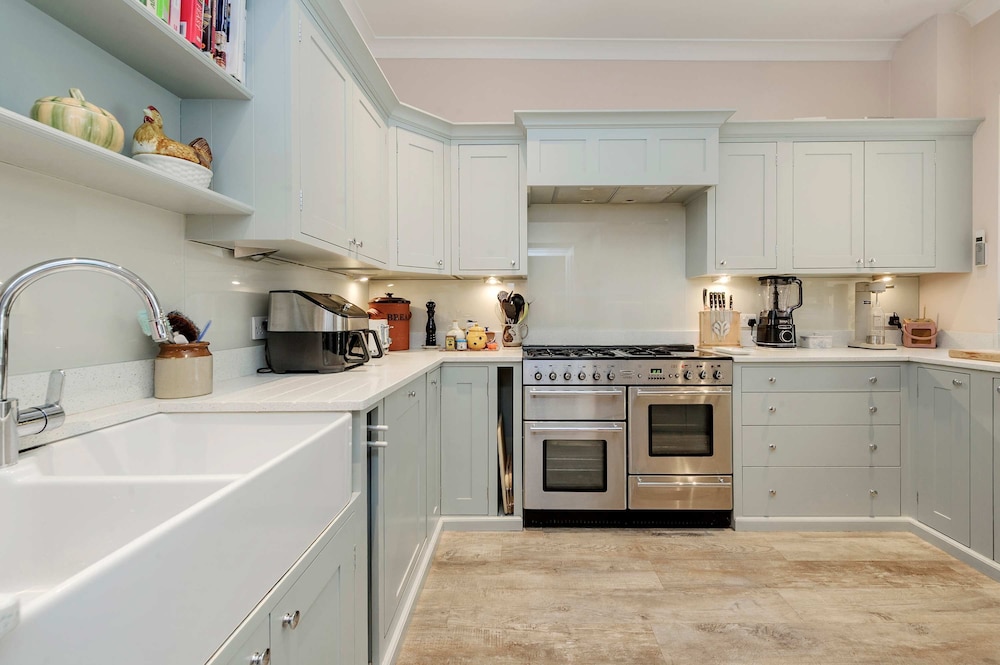 Stunning 4 bed Fulham Home With Garden