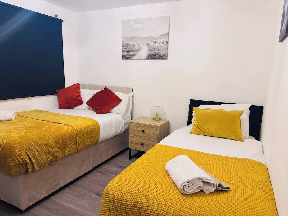 Stylish 1 Bed Flat Lakeside Shopping Mall