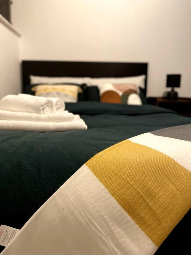Stunning 2-bed Serviced Apartment in Swindon view 2