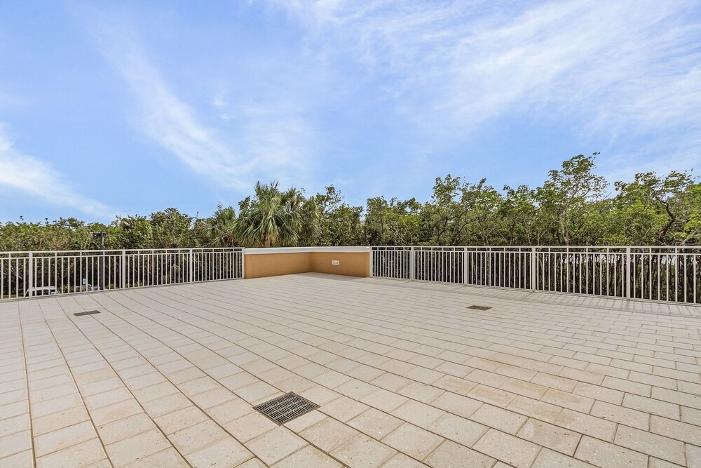 Manatee Bay #721: Waterfront Condo W/ Bay Views & Pool 3 Bedroom Condo
