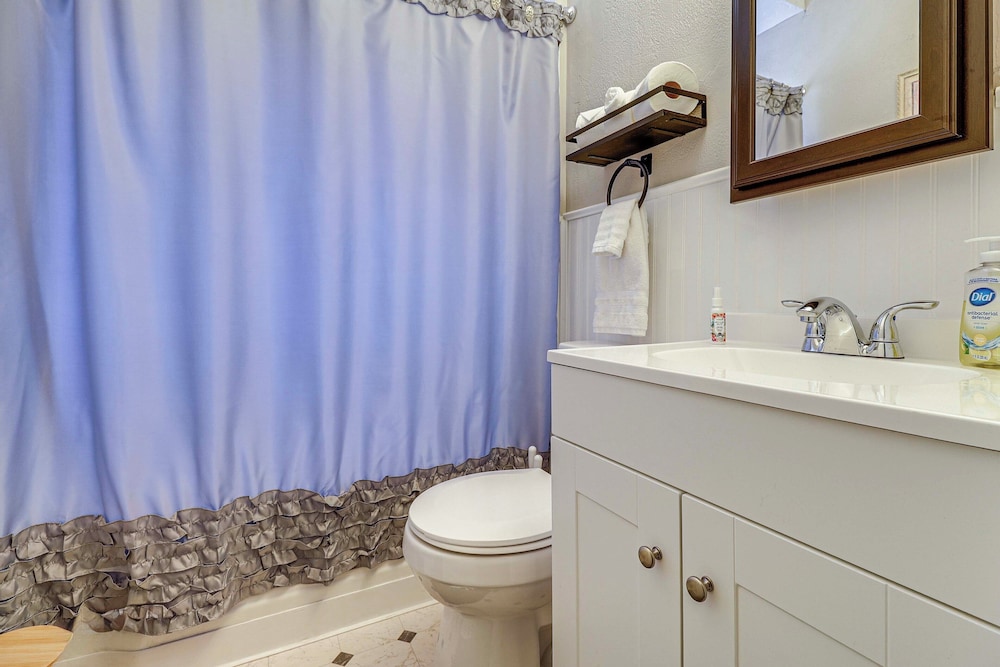 3 Mi to Dtwn & Flood Museum: 'cozy Q Cottage'