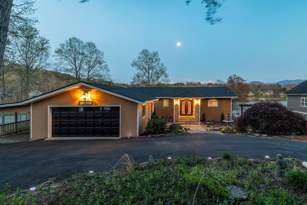 February Perks! Couples Getaway in Hayesville