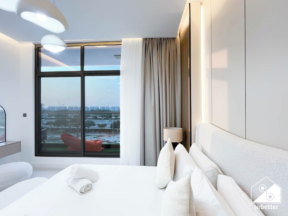 Luxury 1BR w/ Balcony & Burj Khalifa View