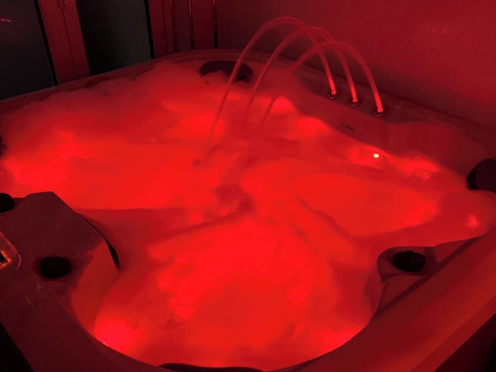 Cozy Hideaway With Hot Tub & Sauna Sleeps 7