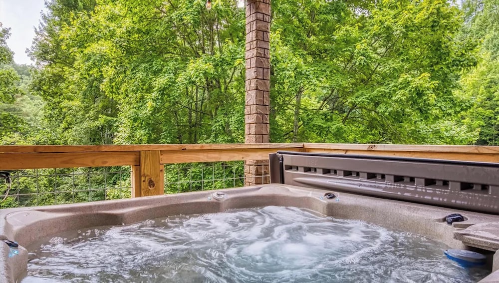 Tennessee Risky 3 Bedroom Cabin