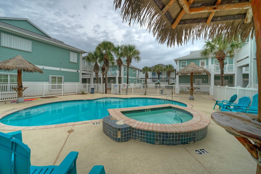 Stylish Condo w/ Pool & Spa Access, Wak to Beach Beach Breeze by Avantstay