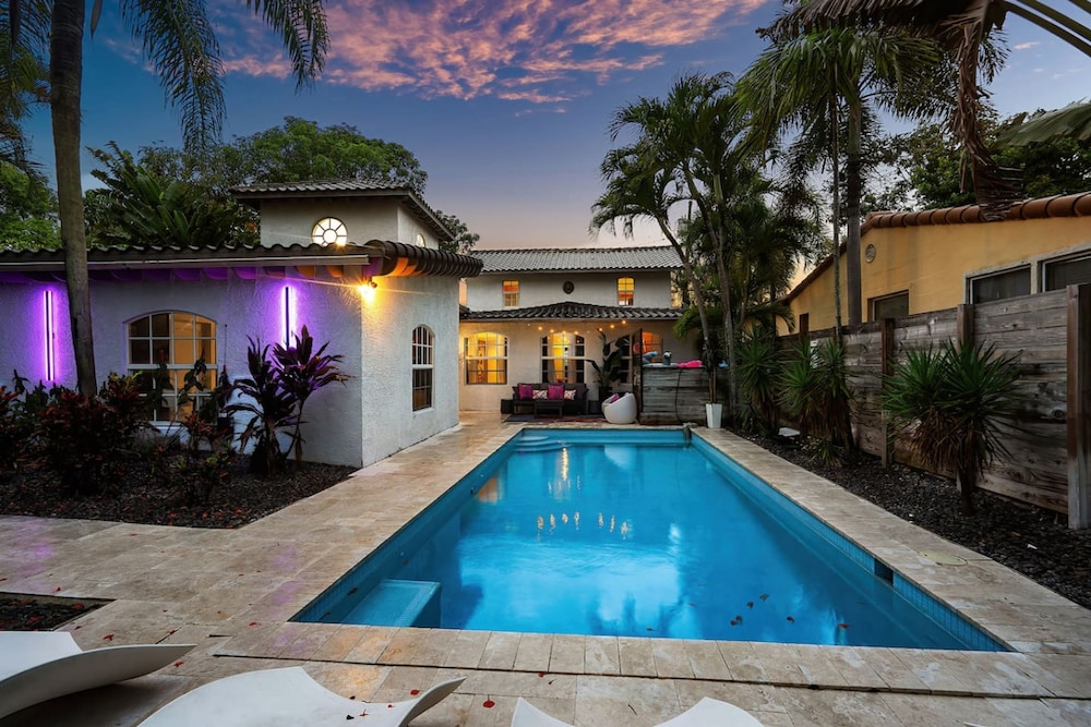 Luxe 5BR 4BA Heated Pool 10 Min to Beach BBQ