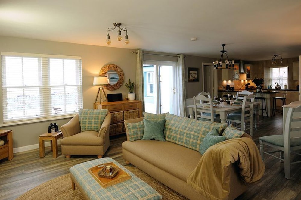 Findochty Beach House - Private Garden-beachfront