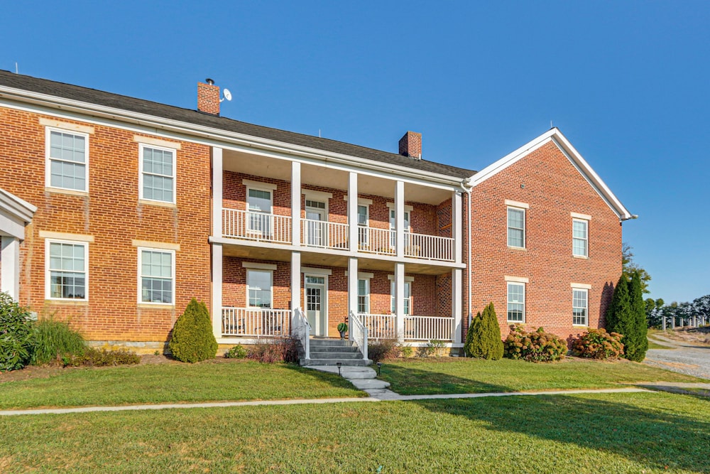 5,000 Sq Ft Antebellum Farmhouse 3 Mi to Antietam!