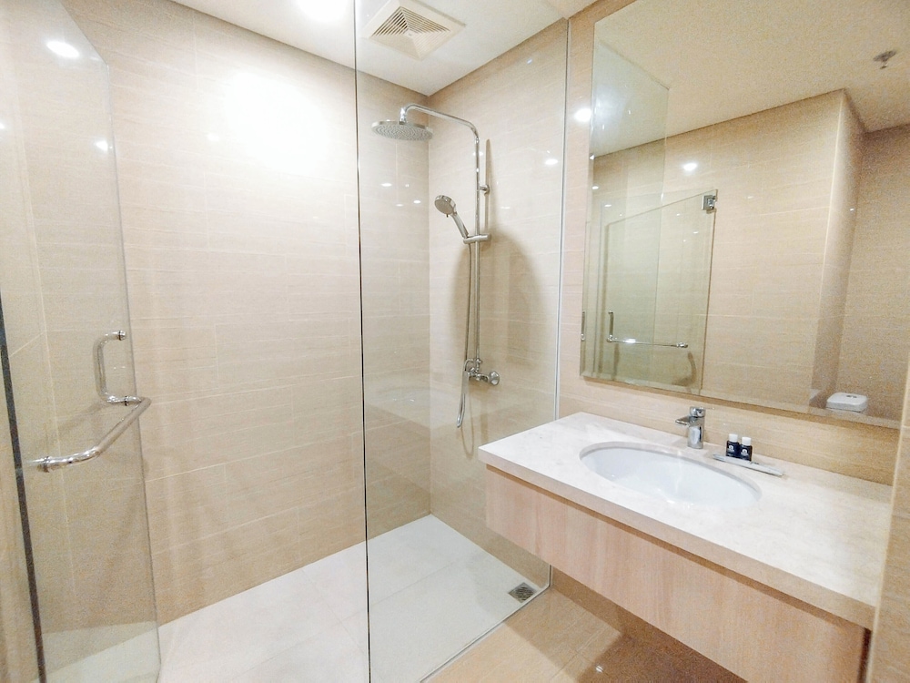 2Br Luxurious And Spacious Apartment At One East Penthouse Residence