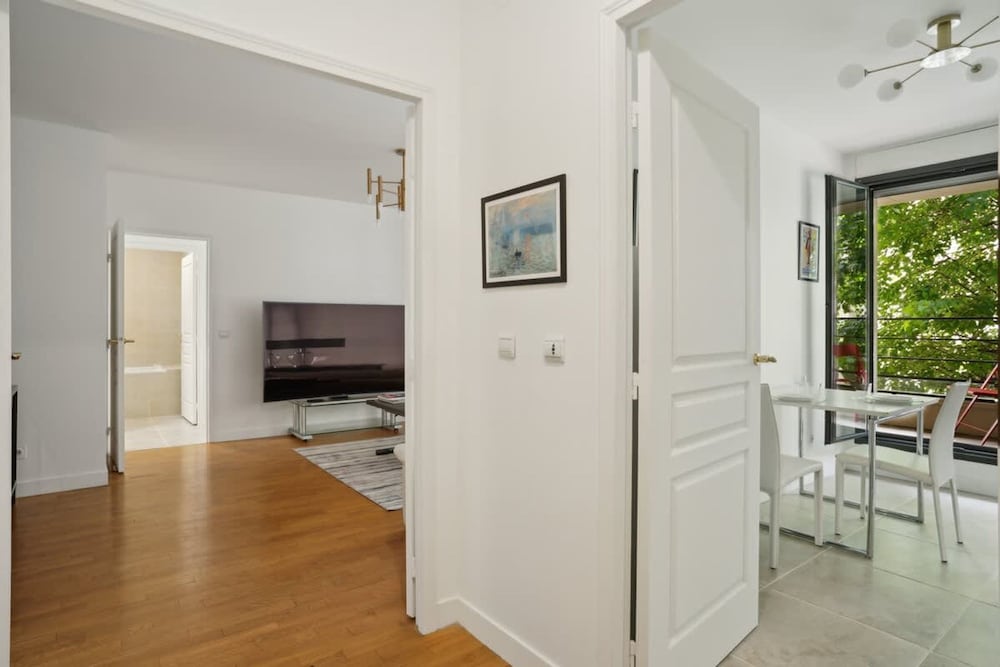 Elegant New Apartment With Balcony in the 16th - M