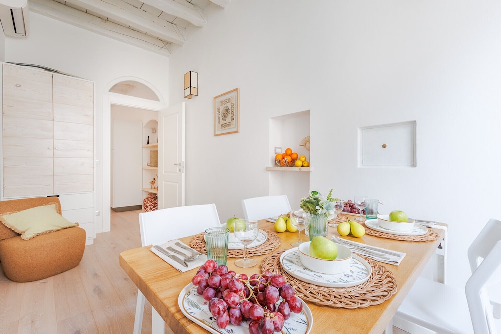 Casa Joyce in Lucca With 1 Bedrooms and 1 Bathrooms