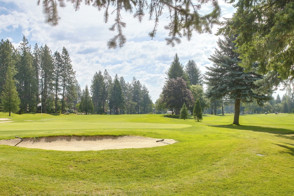 Twin Lakes Retreat: Lake, Pool & Golf Access!