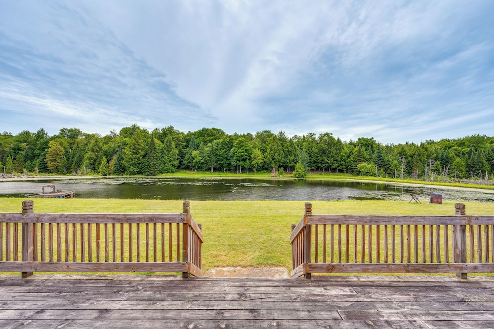 5 Mi to Jay Peak Resort: Cabin w/ Pond Access!