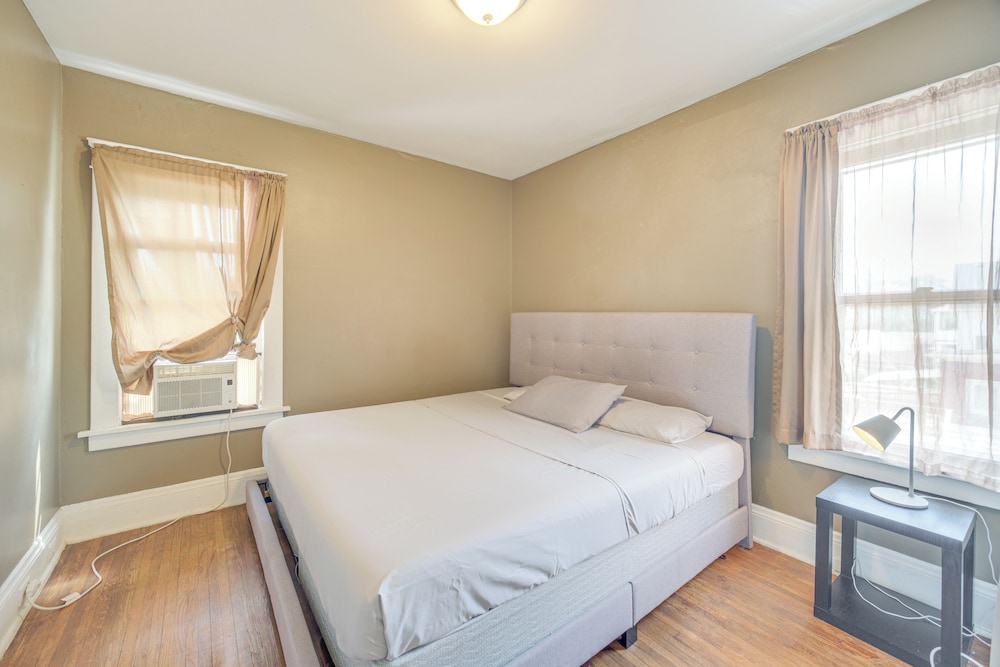 2 Mi to Zoo: Charming Apt w/ Balcony in Cleveland