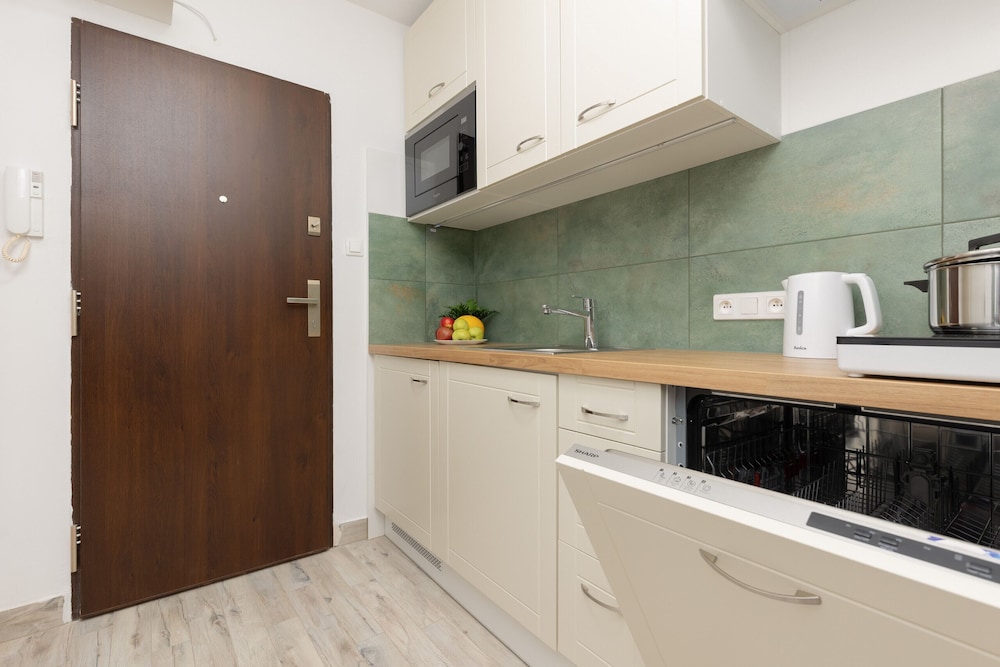 Apartment Warsaw 1 Sierpnia by Renters view 4