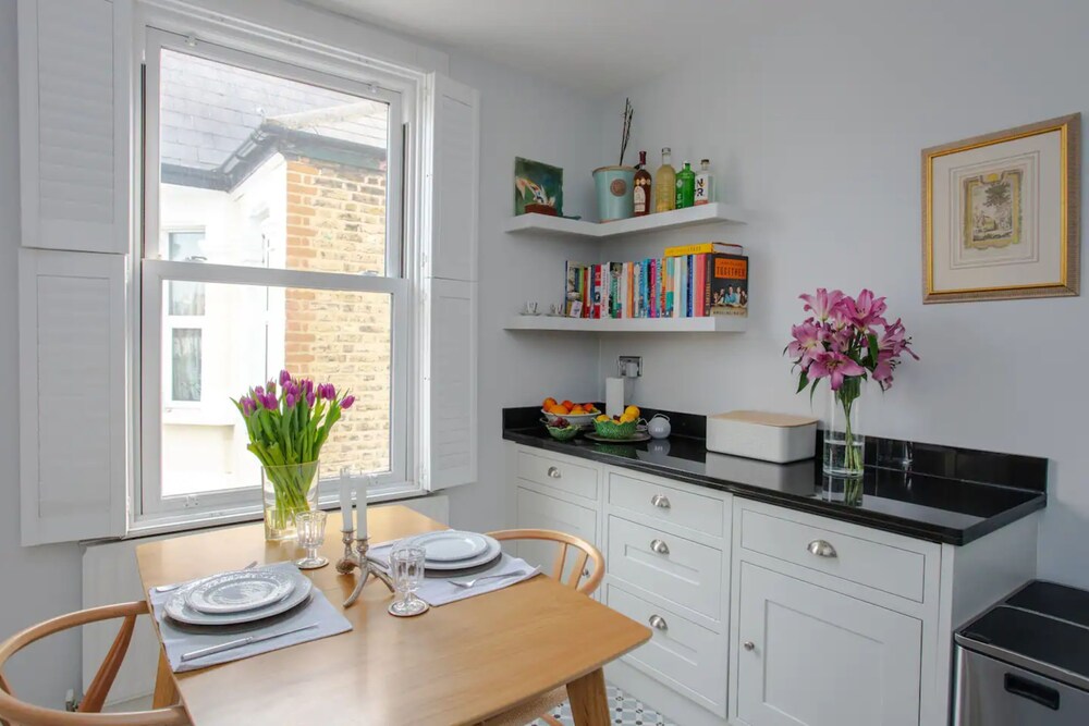 Bright2 Bedroom Apartment With Roof Terrace in Wimbledon