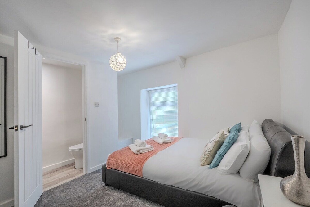 Stadium View 5-bed Retreat + Parking