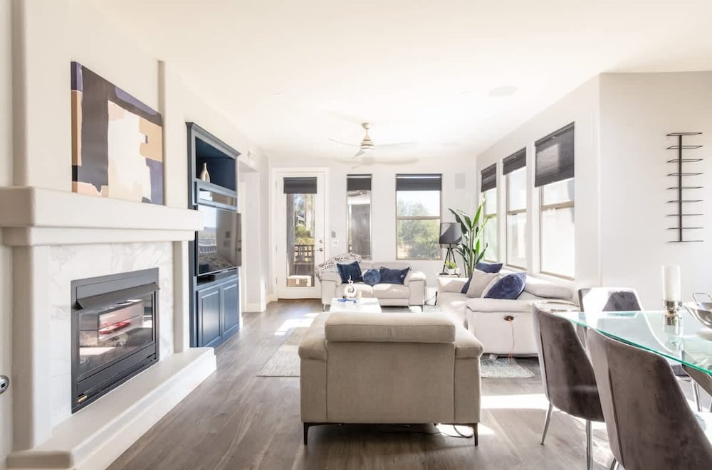 Lux Scottsdale Condo Overlooks 9th Hole Near Golf