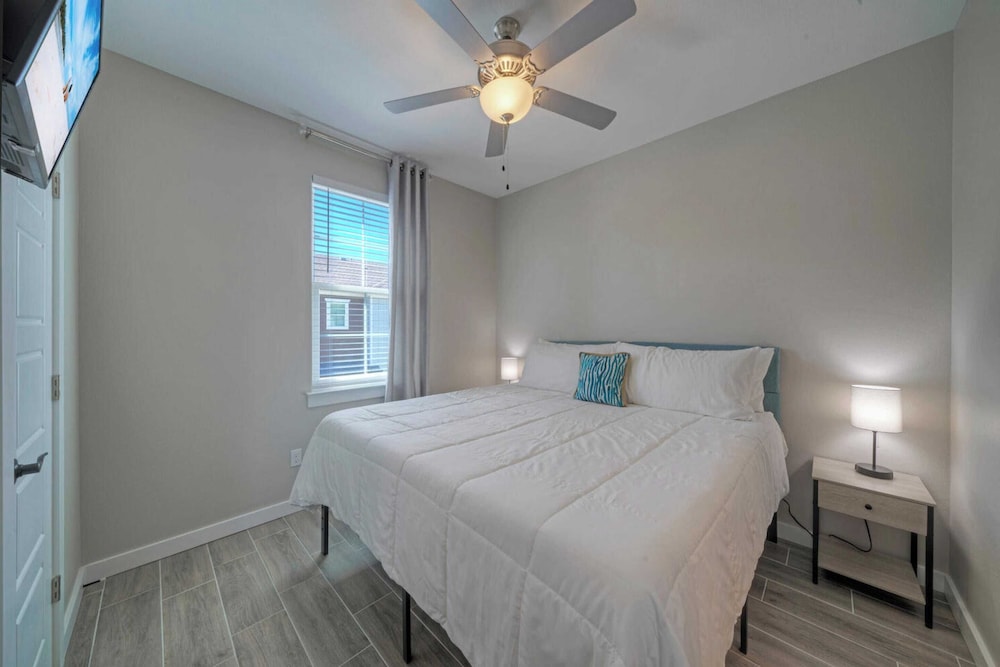 Sleeps 33! 4 Condos, Walk to the Beach, Resort-style Pool, Endless Summer Resort
