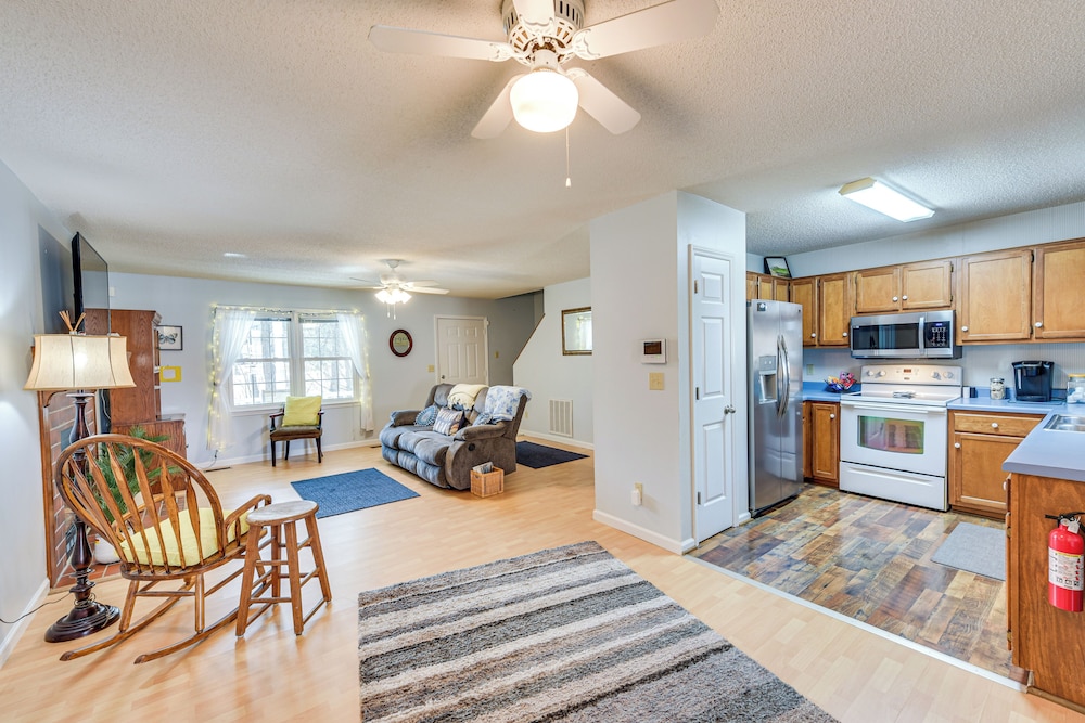 Cozy Couple's Getaway w/ Private Yard in Cameron