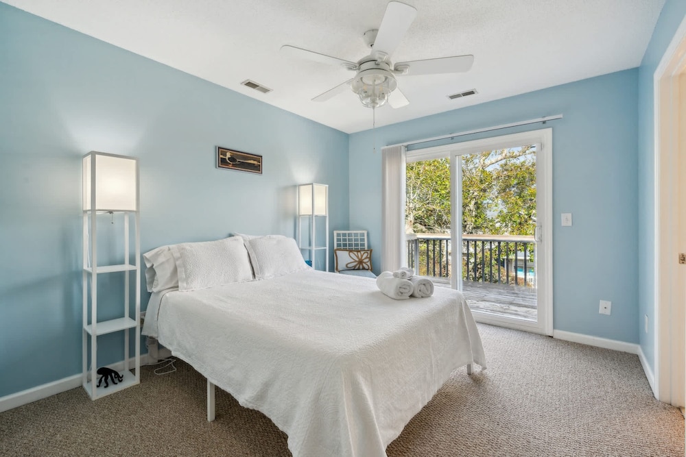 Walk to Beach Private Deck Family Fun