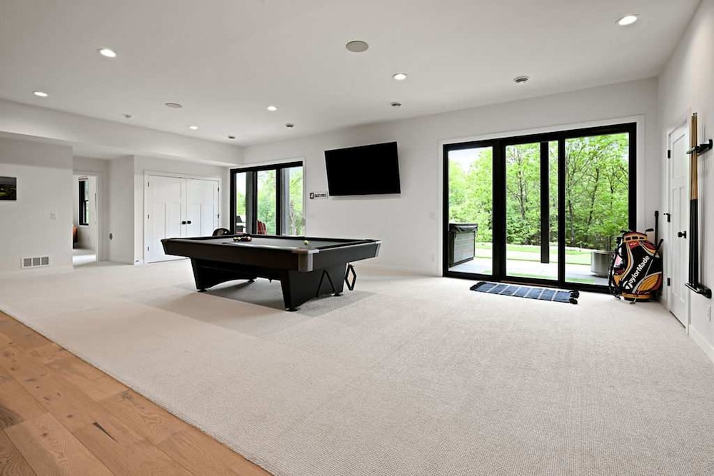 6BR Sand Valley Lodge With Hot Tub Bar Putting Green