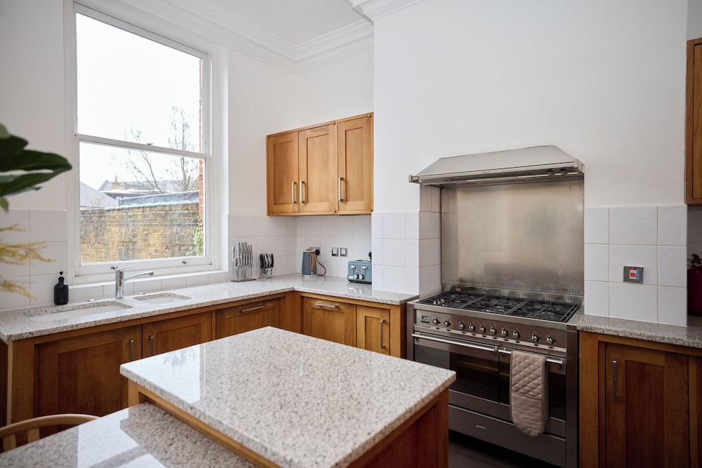 The Hampstead Getaway - Charming 5bdr Home With Conservatory