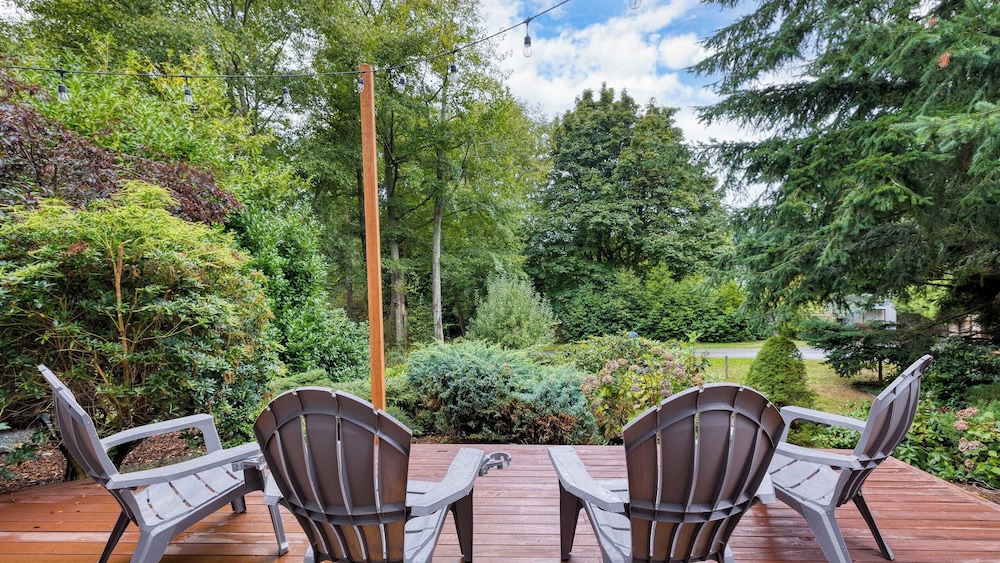 Stylish Forest Getaway on Whidbey Island Near Beaches, Wineries & Trails Cedarview Retreat by Avantstay