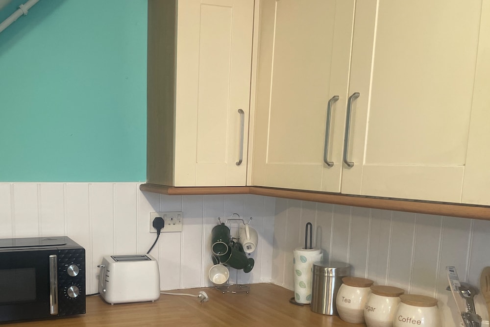 House - Sleeps 9 - Garden - Pet Friendly - Parking