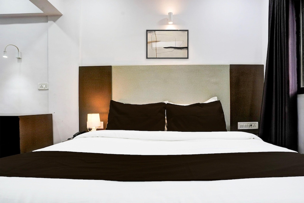 Cozy Deluxe Room Near Juhu Beach Mumbai