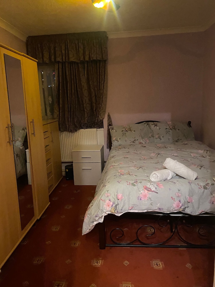 Charming 4-bedroom Apartment in East London - Perfect City Getaway