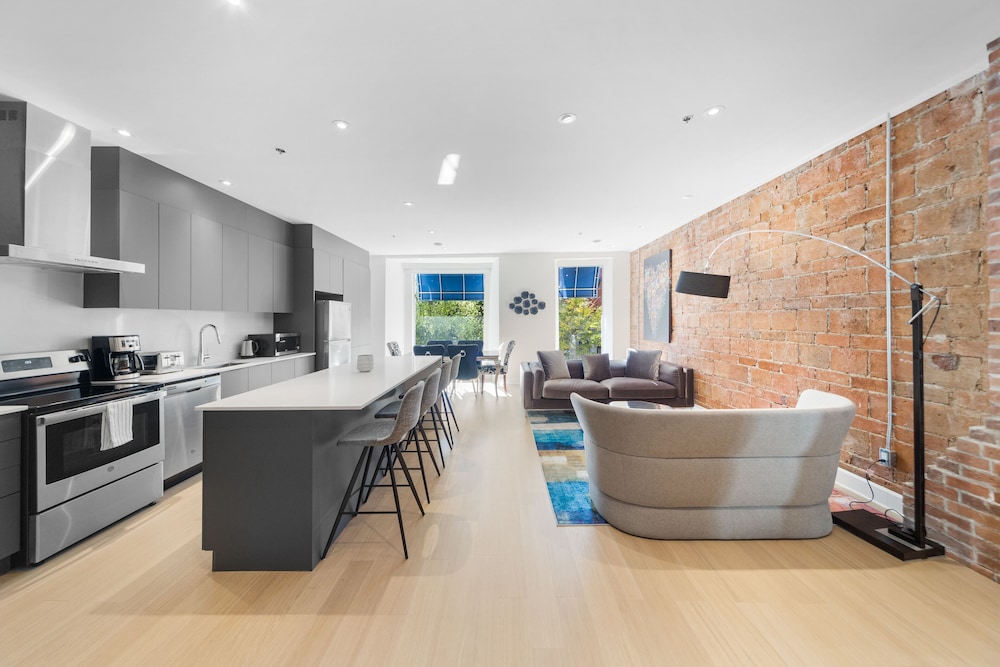 Elegant Suites De La Montagne- Dtwn Mtl - Image 1