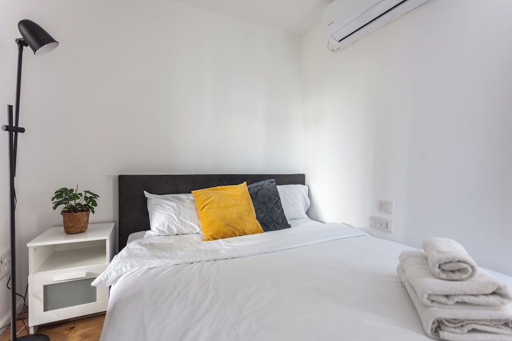 Rothschild Boulevard Prime location 1Bd view 2