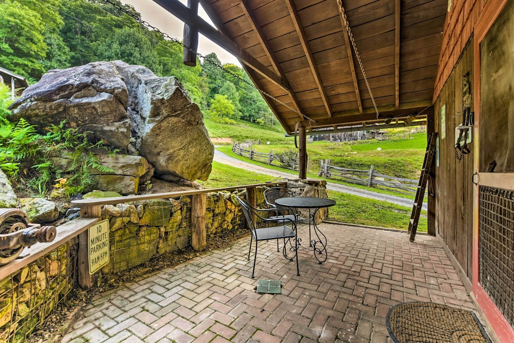 'baby Bear' Clyde Cabin on Mountain Farm!