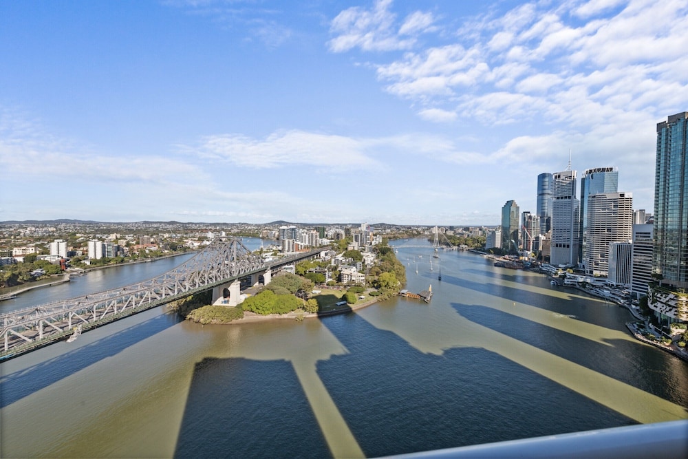 Stylish Brisbane City Stay With Bbq, Pool & Gym