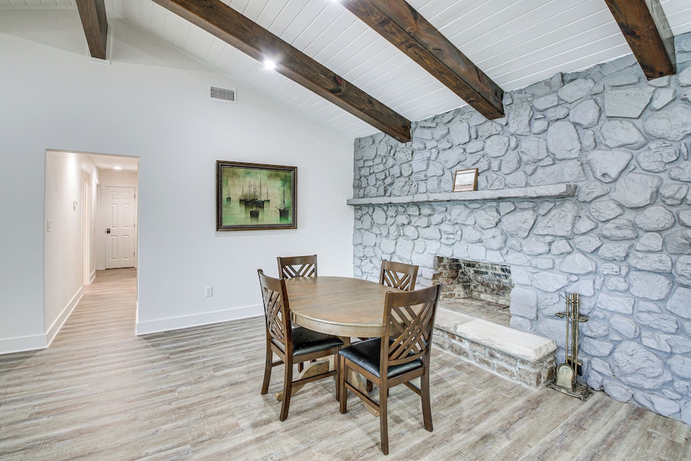 Lake Hamilton Views: Hot Springs Family Home!