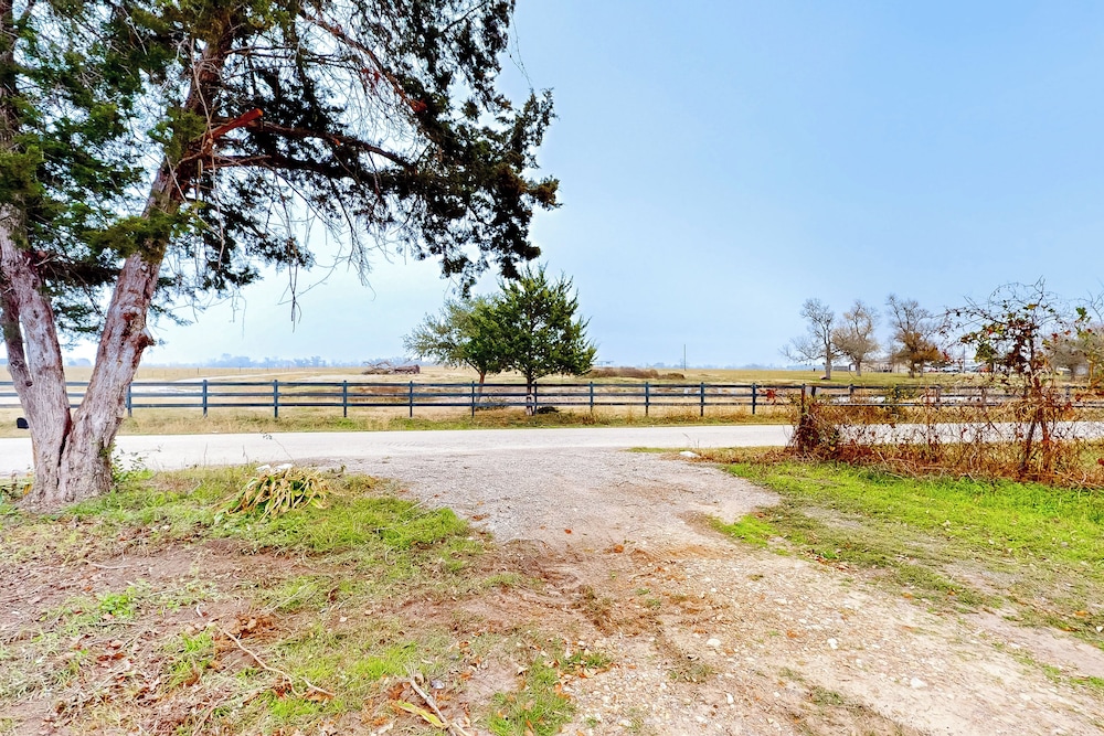 2BR Countryside Charmer w/ Fire Pit & W & D