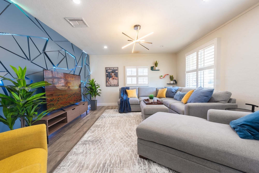 Phoenix 4 BDR Home With Outdoor Entertainment