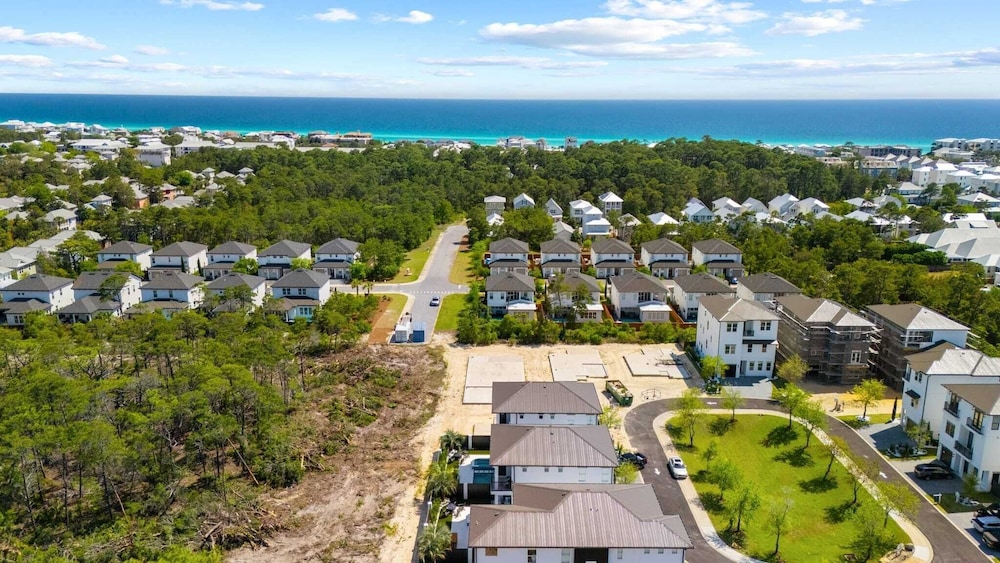 Pool, Hot Tub, Firepit, Walk to Beach Near Gulf Place