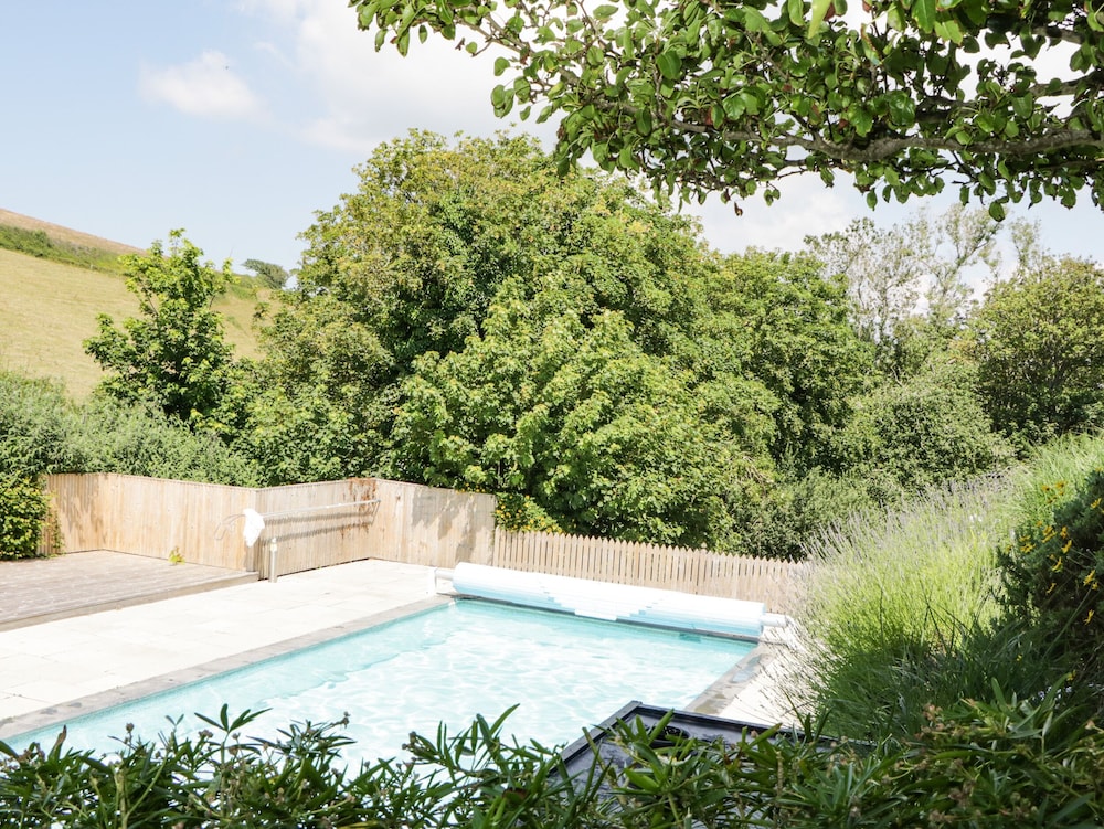 2 Garden Apartment