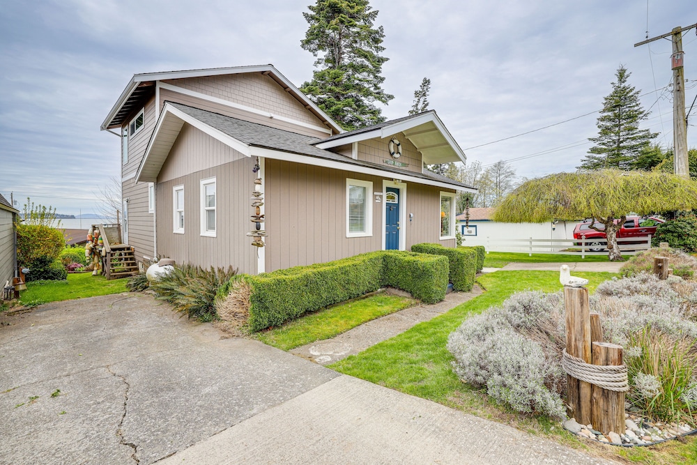 Beautiful Birch Bay Retreat w/ Deck & Fire Pit! view 4