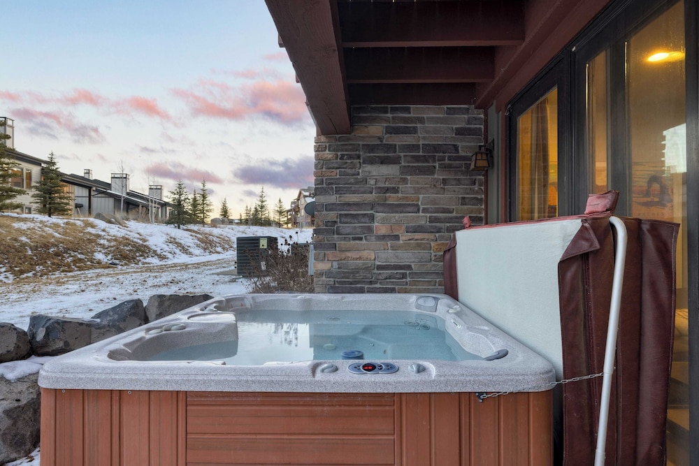 Blue Skies Lakeside Family-friendly Getaway w/ Hot Tub & BBQ