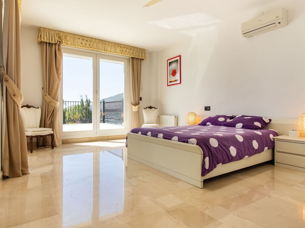 Villa in Granada With Sea Views & Pool