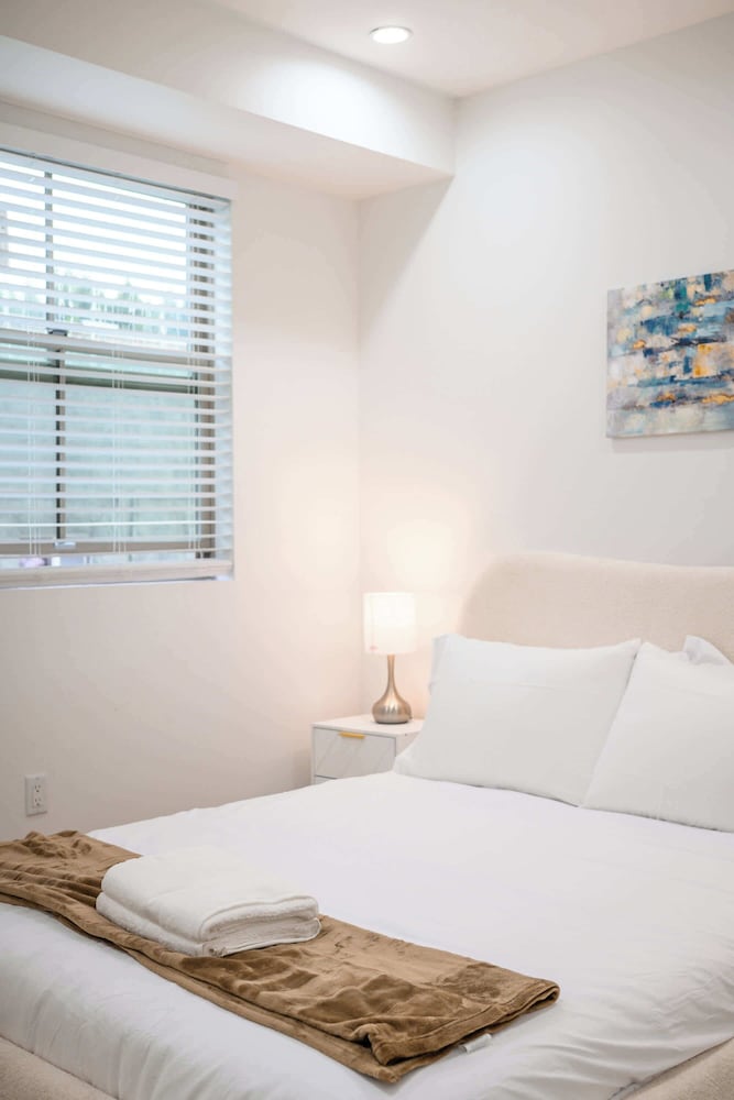 Not Affected by the Fire/modern Spacious Home With Parking & Fully Equipped Kitchen #3