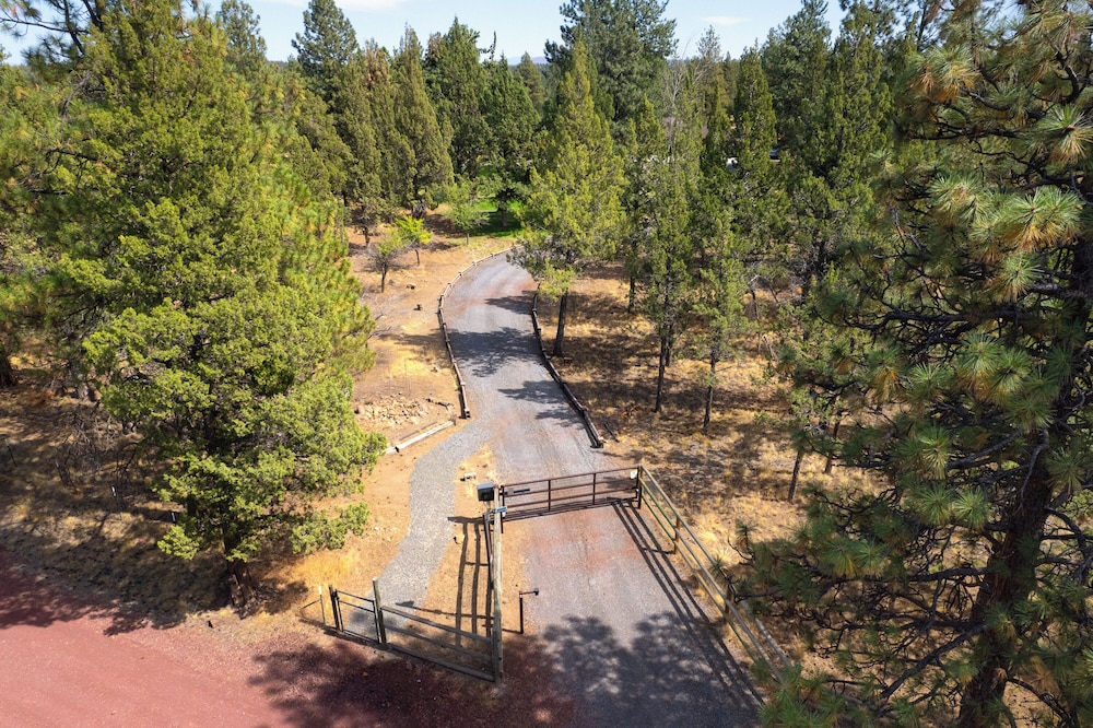 High-end Cabin 3BR 30min to Hoodoo Ski