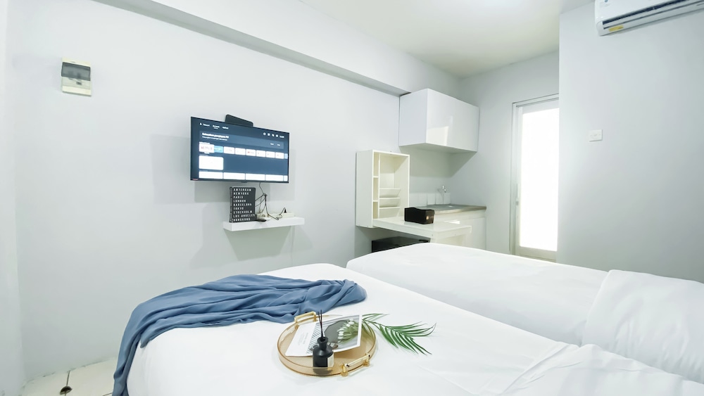 Stunning and Comfy Studio at Green Bay Pluit Apartment