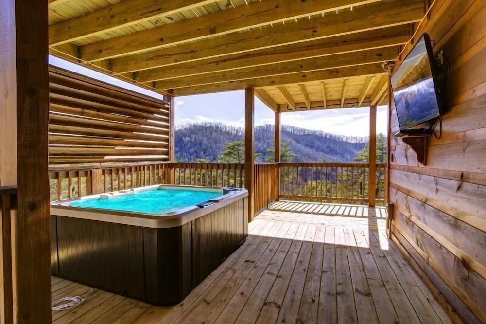Country Cozy - 4 Bedrooms, 5 Baths, Sleeps 16 Home by RedAwning
